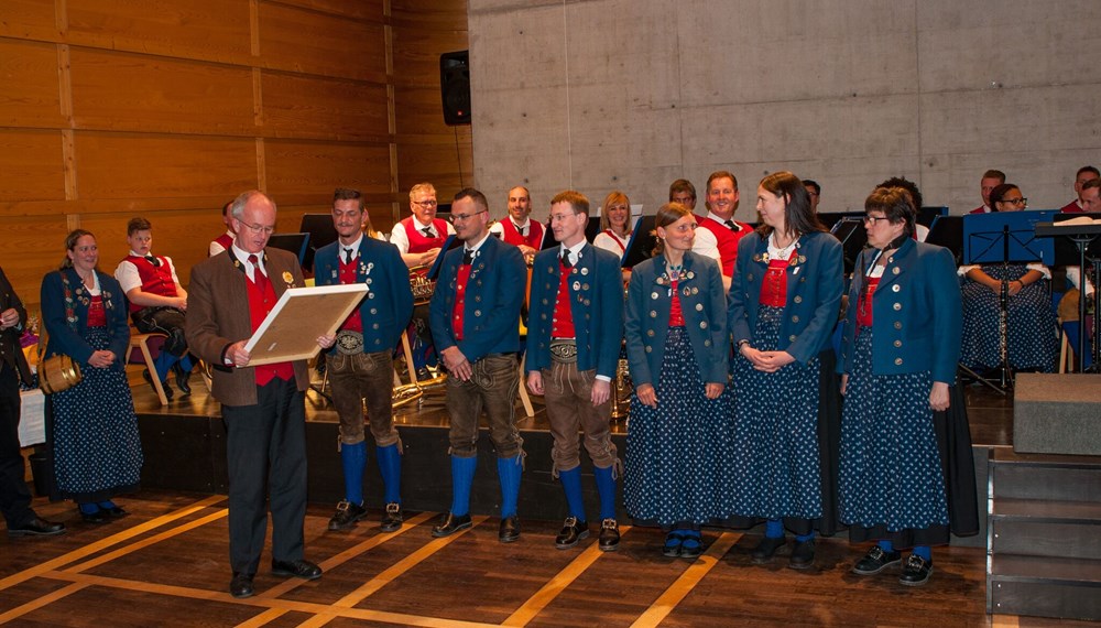 Vizebürgermeister Christoph Kaufmann besuchte am Wochenende das Frühjahrskonzert der Speckbacher Musikkapelle Neu Arzl/Olympisches Dorf. Gemeinsam mit Friedl Ludescher (Präsident des Verbands Neuarzl-Olympisches Dorf) bedankte er sich bei Obmann Thomas Porpaczy und Kapellmeister Thomas Voithofer für den gelungenen Konzertabend.