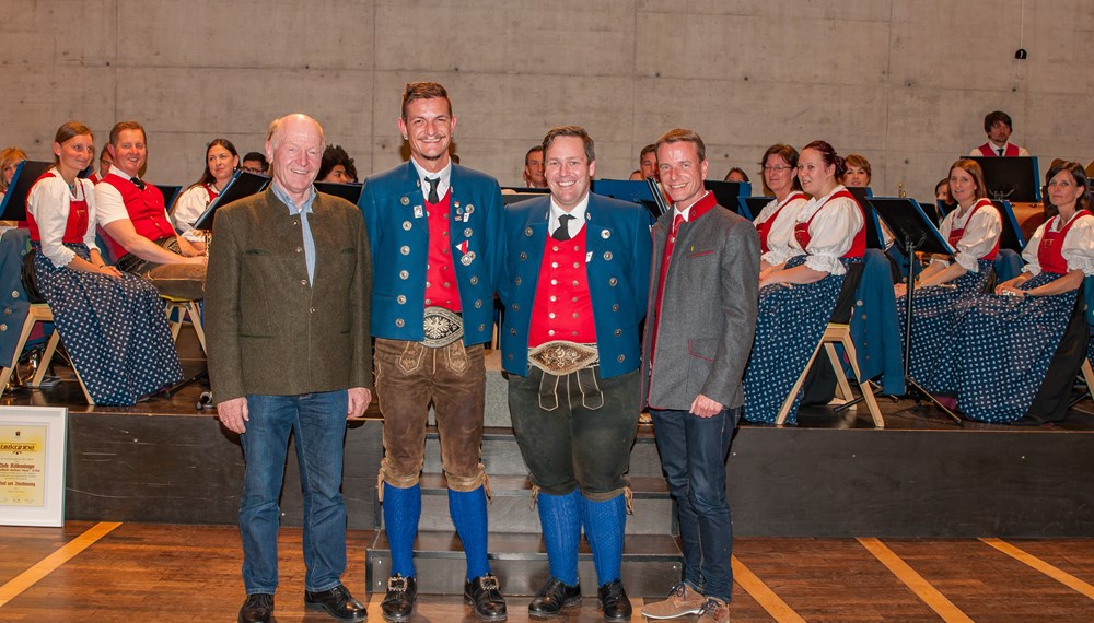 Vizebürgermeister Christoph Kaufmann besuchte am Wochenende das Frühjahrskonzert der Speckbacher Musikkapelle Neu Arzl/Olympisches Dorf. Gemeinsam mit Friedl Ludescher (Präsident des Verbands Neuarzl-Olympisches Dorf) bedankte er sich bei Obmann Thomas Porpaczy und Kapellmeister Thomas Voithofer für den gelungenen Konzertabend.