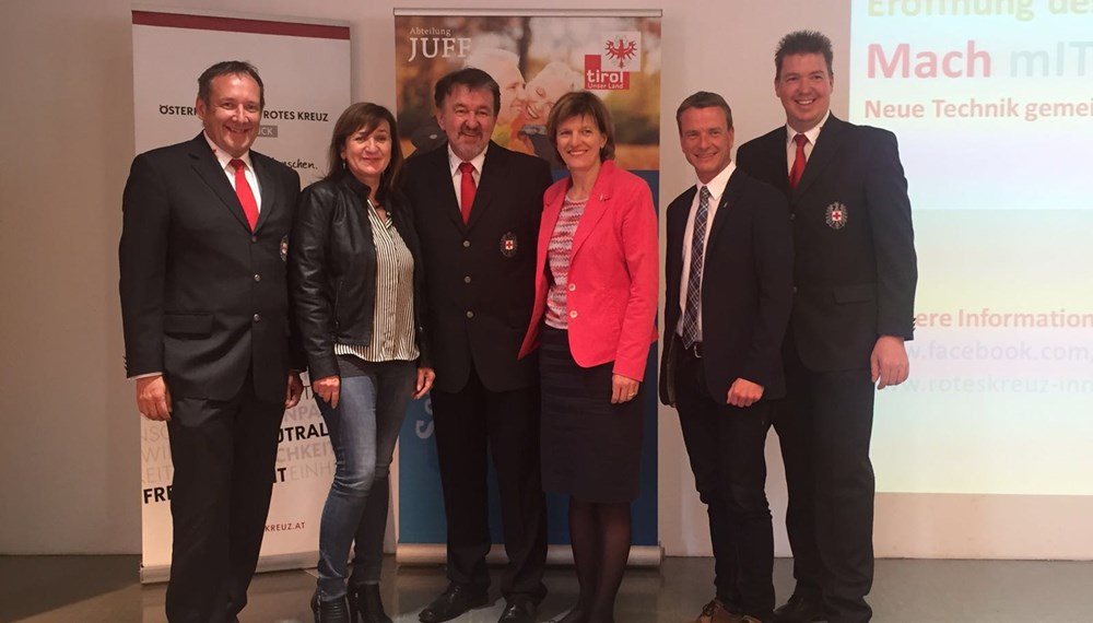 Gemeinsam besuchten Landesrätin Dr. Beate Palfrader, Bürgermeisterin Mag. Christine Oppitz –Plörer und Vizebürgermeister und Seniorenreferent Christoph Kaufmann die Eröffnung des „Mach mit Cafes“ des Roten Kreuz. Der Generation 50+ soll dort ein leichter Einstieg in die digitale Welt ermöglicht werden. Vor allem die Angst vor den unbekannten Medien, wie Smartphones und Tablets, soll den Besucherinnen und Besuchern genommen werden. Nähere Info bei der Freiwilligen Rettung Innsbruck, Sillufer 3.