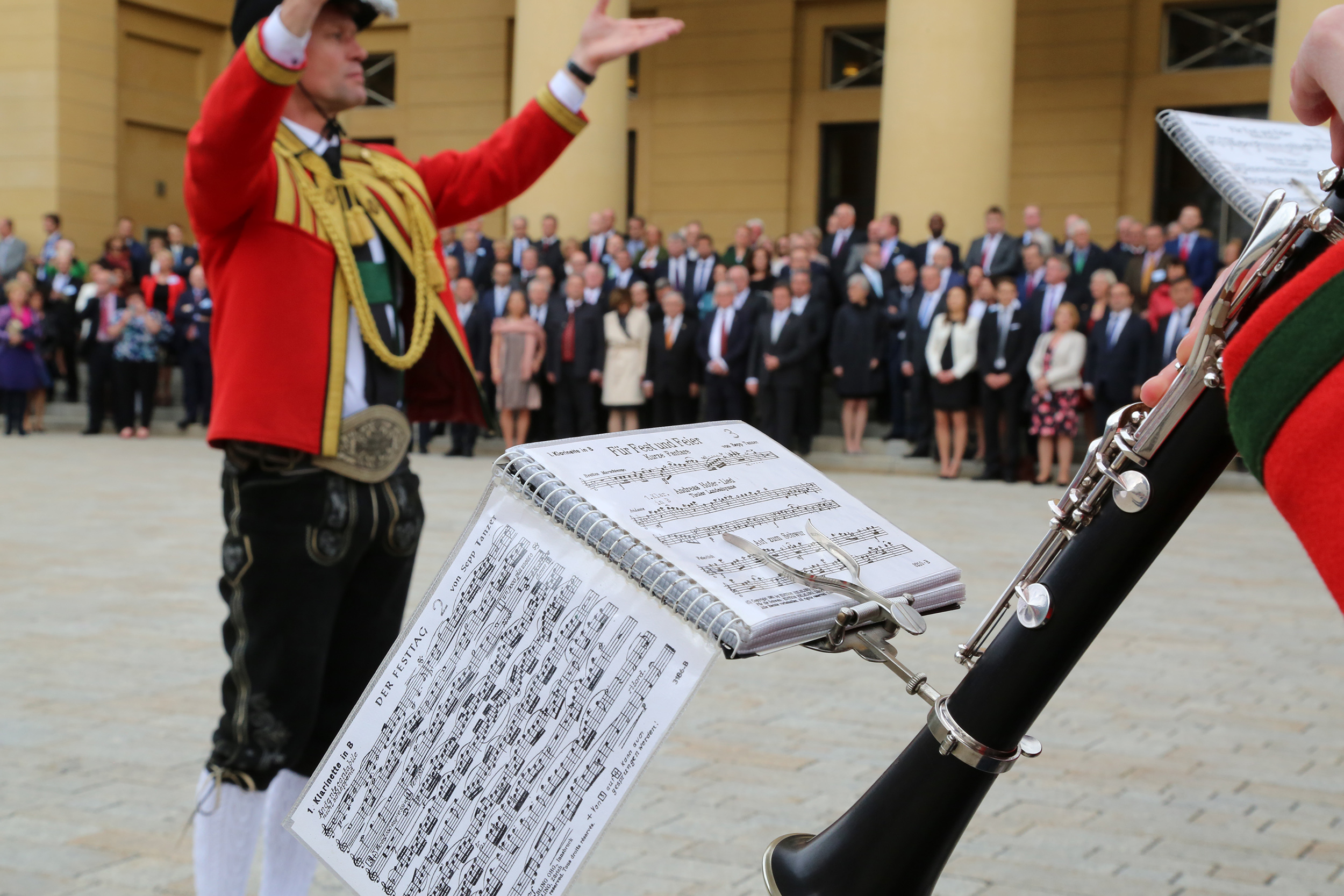 Landesüblicher Empfang vor dem Landestheater mit den Schützenabordnungen Innsbrucks, der Ehrenkompanie Wilten und den "Rotjacken", der Stadtmusikkapelle Wilten anlässlich der Verleihung des Kaiser-Maximilian-Preises 2016 an den schwedischen Kommunalpolitiker Anders Knape