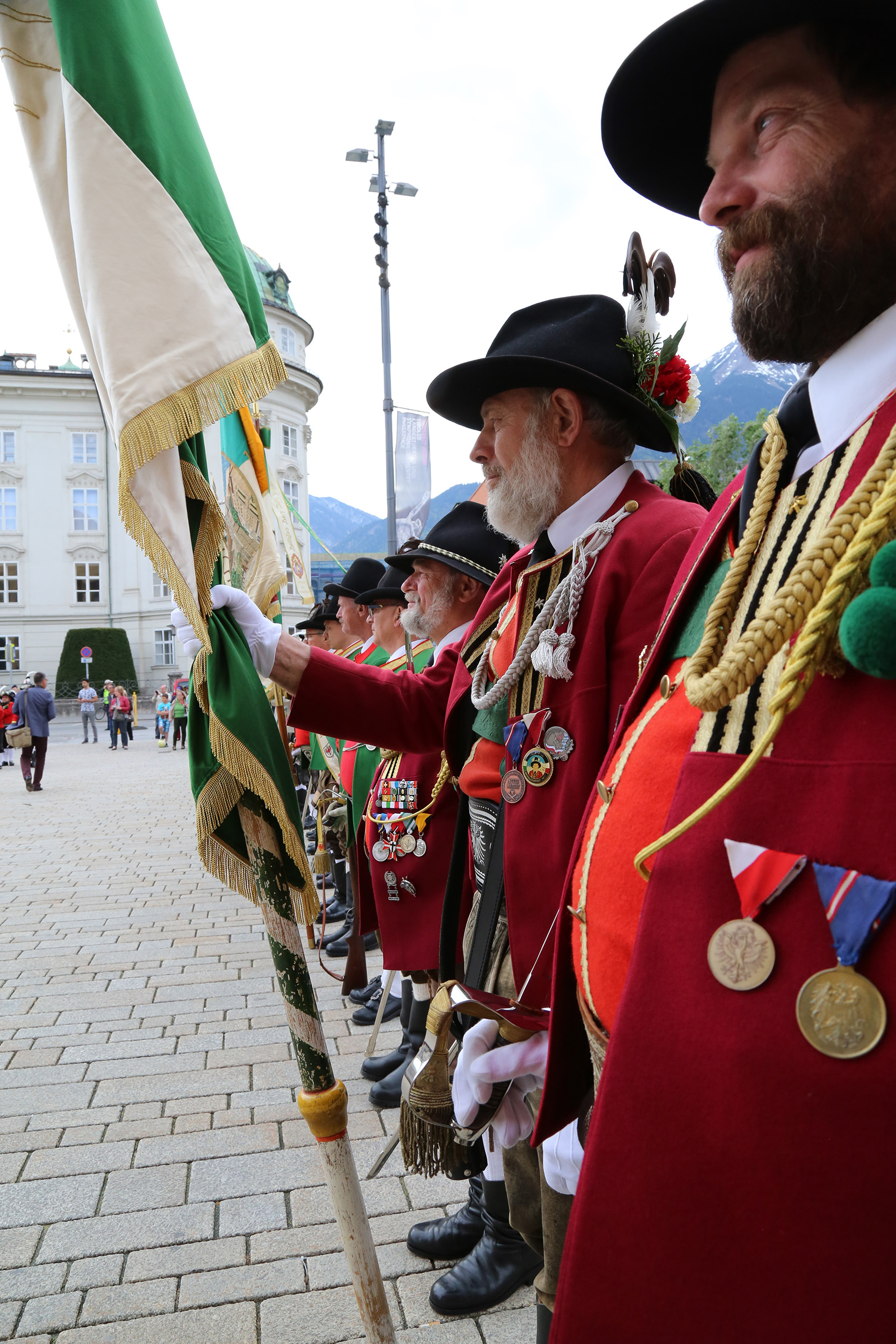Landesüblicher Empfang vor dem Landestheater mit den Schützenabordnungen Innsbrucks, der Ehrenkompanie Wilten und den "Rotjacken", der Stadtmusikkapelle Wilten, anlässlich der Verleihung des Kaiser-Maximilian-Preises 2016 an den schwedischen Kommunalpolitiker Anders Knape