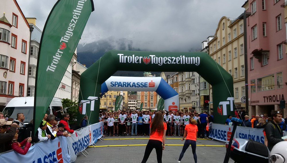 Vizebürgermeister und Sportreferent Christoph Kaufmann gab gemeinsam mit Sparkassen Marketing-Leiter Stefan Lahartinger den Startschuss für den 32. Innsbrucker Stadtlauf. Außerdem sprach er seinen Dank an die Turnerschaft Innsbruck Sektion Laufen, unter der Führung von Dieter Hoffmann, für die perfekte Organisation aus.