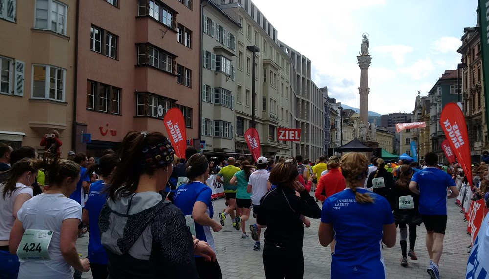 Vizebürgermeister und Sportreferent Christoph Kaufmann gab gemeinsam mit Sparkassen Marketing-Leiter Stefan Lahartinger den Startschuss für den 32. Innsbrucker Stadtlauf. Außerdem sprach er seinen Dank an die Turnerschaft Innsbruck Sektion Laufen, unter der Führung von Dieter Hoffmann, für die perfekte Organisation aus.