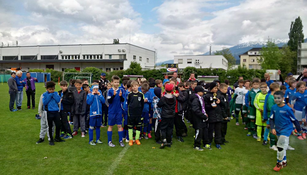 Sportreferent und Vizebürgermeister Christoph Kaufmann führte gemeinsam mit ÖSV Skispringer Andreas Kofler und Gemeinderat Kurt Wallasch die Siegerehrung beim 2. Int. Pfingstturnier des IAC durch.