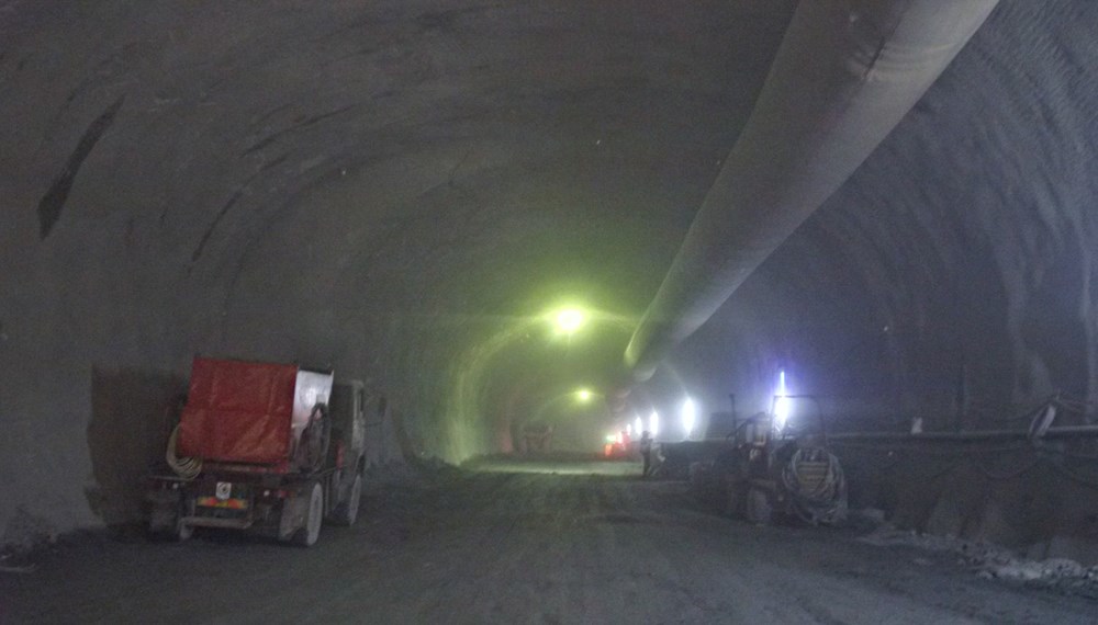 Auf Initiative von Vizebürgermeister und Feuerwehrreferent Christoph Kaufmann besuchten VertreterInnen des Innsbrucker Gemeinderates und der städtischen Verwaltung die Baustelle des Brenner Basistunnels. Derzeit entsteht zwischen Innsbruck und Franzensfeste die längste unterirdische Eisenbahnverbindung der Welt. Der 64 km lange Brenner Basistunnel bietet eine attraktive Alternative für den Güterverkehr und eröffnet dem Personenverkehr eine völlig neue Dimension des Reisens.