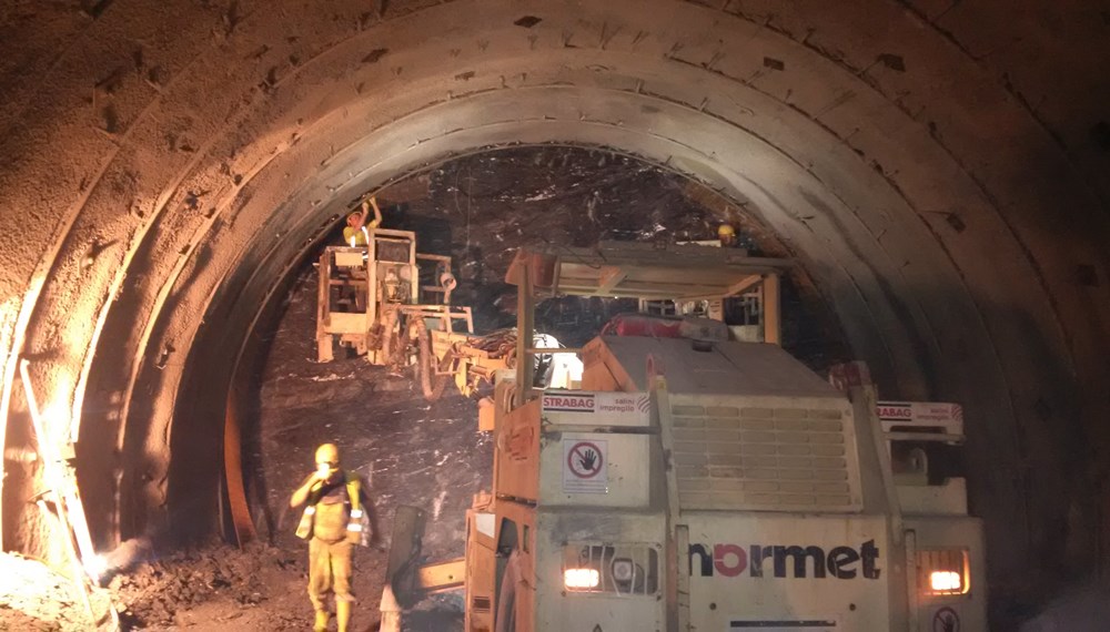 Auf Initiative von Vizebürgermeister und Feuerwehrreferent Christoph Kaufmann besuchten VertreterInnen des Innsbrucker Gemeinderates und der städtischen Verwaltung die Baustelle des Brenner Basistunnels. Derzeit entsteht zwischen Innsbruck und Franzensfeste die längste unterirdische Eisenbahnverbindung der Welt. Der 64 km lange Brenner Basistunnel bietet eine attraktive Alternative für den Güterverkehr und eröffnet dem Personenverkehr eine völlig neue Dimension des Reisens.