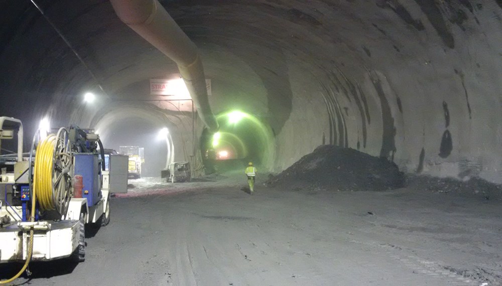 Auf Initiative von Vizebürgermeister und Feuerwehrreferent Christoph Kaufmann besuchten VertreterInnen des Innsbrucker Gemeinderates und der städtischen Verwaltung die Baustelle des Brenner Basistunnels. Derzeit entsteht zwischen Innsbruck und Franzensfeste die längste unterirdische Eisenbahnverbindung der Welt. Der 64 km lange Brenner Basistunnel bietet eine attraktive Alternative für den Güterverkehr und eröffnet dem Personenverkehr eine völlig neue Dimension des Reisens.