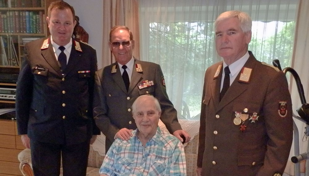 Am 3.Mai konnte Branddirektor a.D. Thomas Angermair von der der Berufsfeuerwehr Innsbruck seinen 90.Geburtstag feiern. Branddirektor a.D. OBR Siegfried Nalter, Bezirksfeuerwehrkommandant OBR Walter Laimgruber und OBR Johann Zimmermann gratulierten dieser Tage ihrem langjährigen Chef und überbrachten die Glückwünsche der gesamten Feuerwehr Innsbruck. Unter Branddirektor Thomas Angermair erfolgte u.a. die Entwicklung des Flugdienstes bei der Feuerwehr und der Aufbau eines flächendeckenden Katastrophenschutzes, wodurch die Berufsfeuerwehr einen internationalen bedeutsamen Ruf erlangt hat.