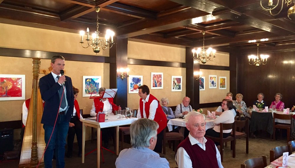 Vizebürgermeister und Seniorenreferent Christoph Kaufmann besuchte die SeniorInnenenstube der Pfarre Maria am Gestade im Stadtteil Sieglanger. Über 50 Personen nützen jedes Monat die Gelegenheit einen Nachmittag mit Gesprächen, Musik und natürlich Kaffee und Kuchen zu verbringen. Ein herzliches Dankeschön an Pfarrer Monsignore Helmut Gatterer für die Zuverfügungstellung der Pfarrräumlichkeiten und an Frau Streitberger und ihr Team für die tolle Betreuung der SeniorInnen.
