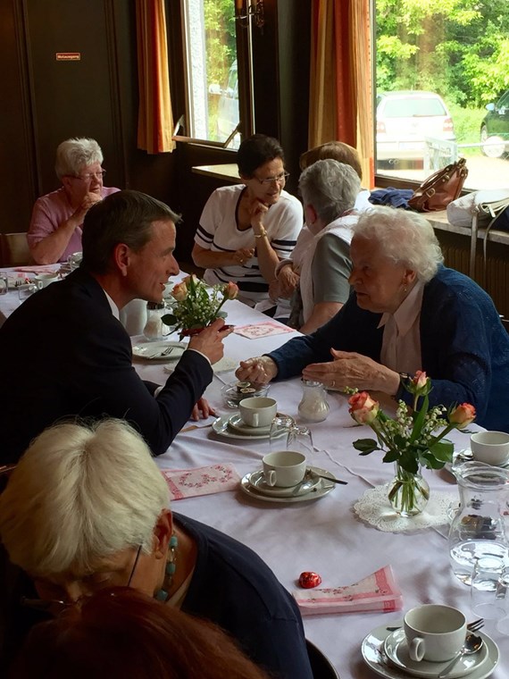 Vizebürgermeister und Seniorenreferent Christoph Kaufmann besuchte die SeniorInnenenstube der Pfarre Maria am Gestade im Stadtteil Sieglanger. Über 50 Personen nützen jedes Monat die Gelegenheit einen Nachmittag mit Gesprächen, Musik und natürlich Kaffee und Kuchen zu verbringen. Ein herzliches Dankeschön an Pfarrer Monsignore Helmut Gatterer für die Zuverfügungstellung der Pfarrräumlichkeiten und an Frau Streitberger und ihr Team für die tolle Betreuung der SeniorInnen.