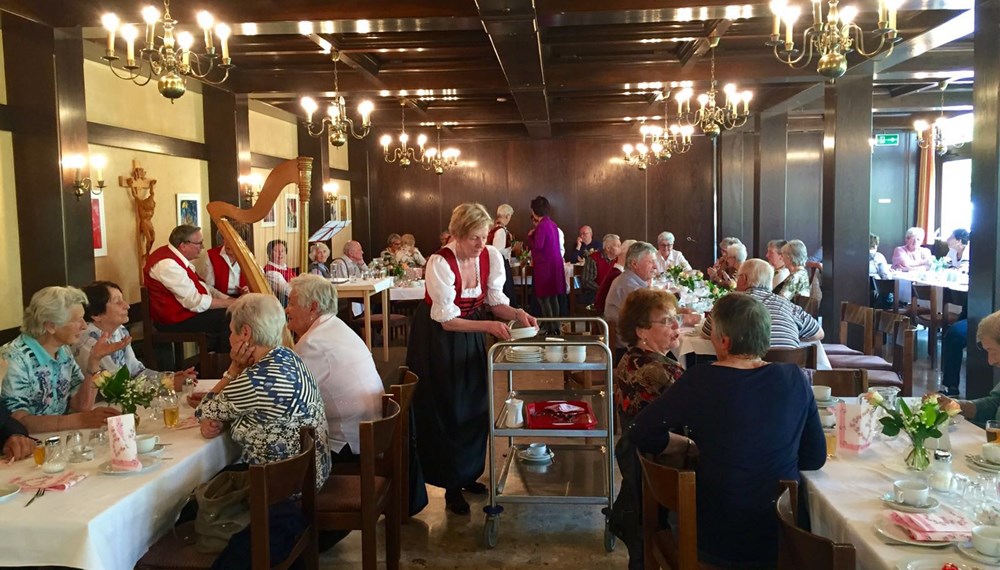 Vizebürgermeister und Seniorenreferent Christoph Kaufmann besuchte die SeniorInnenenstube der Pfarre Maria am Gestade im Stadtteil Sieglanger. Über 50 Personen nützen jedes Monat die Gelegenheit einen Nachmittag mit Gesprächen, Musik und natürlich Kaffee und Kuchen zu verbringen. Ein herzliches Dankeschön an Pfarrer Monsignore Helmut Gatterer für die Zuverfügungstellung der Pfarrräumlichkeiten und an Frau Streitberger und ihr Team für die tolle Betreuung der SeniorInnen.