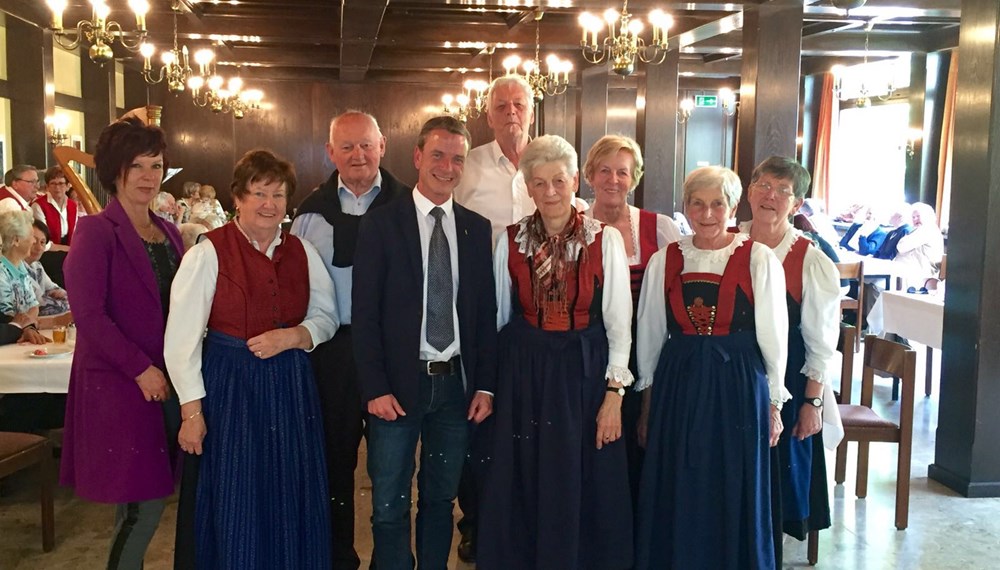 Vizebürgermeister und Seniorenreferent Christoph Kaufmann besuchte die SeniorInnenenstube der Pfarre Maria am Gestade im Stadtteil Sieglanger. Über 50 Personen nützen jedes Monat die Gelegenheit einen Nachmittag mit Gesprächen, Musik und natürlich Kaffee und Kuchen zu verbringen. Ein herzliches Dankeschön an Pfarrer Monsignore Helmut Gatterer für die Zuverfügungstellung der Pfarrräumlichkeiten und an Frau Streitberger und ihr Team für die tolle Betreuung der SeniorInnen.