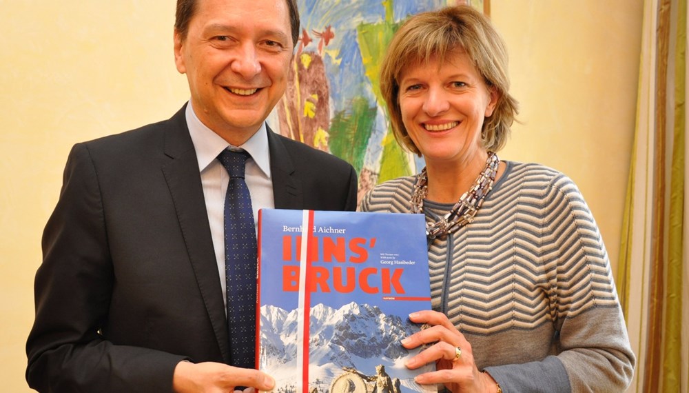 Ende Mai empfing Bürgermeisterin Christine Oppitz-Plörer den rumänischen Botschafter Bogdan Mazuru im Rathaus. Bei einem angeregten Gespräch tauschten die beiden sich über EU-politischen Themen sowie die Gemeinsamkeiten Österreichs und Rumänien aus. Geschenke wurden als Anerkennung ausgetauscht. Mazuru kam in Begleitung Honorarkonsuls für Rumänien, Friedemann Bachleitner-Hofmann.