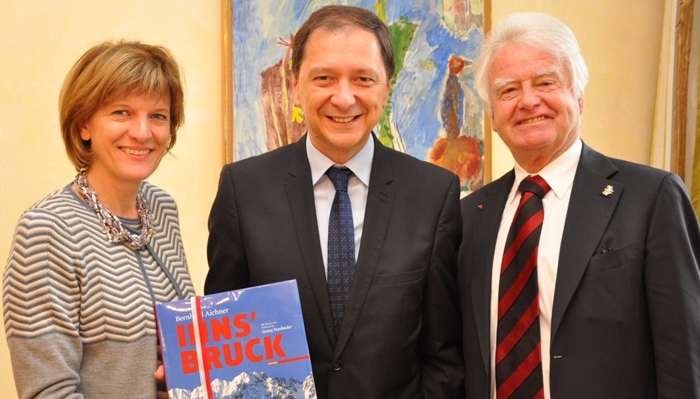 Ende Mai empfing Bürgermeisterin Christine Oppitz-Plörer den rumänischen Botschafter Bogdan Mazuru im Rathaus. Bei einem angeregten Gespräch tauschten die beiden sich über EU-politischen Themen sowie die Gemeinsamkeiten Österreichs und Rumänien aus. Geschenke wurden als Anerkennung ausgetauscht. Mazuru kam in Begleitung Honorarkonsuls für Rumänien, Friedemann Bachleitner-Hofmann.