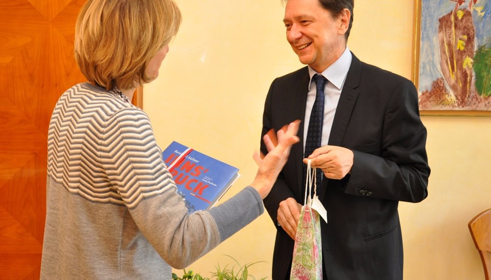 Ende Mai empfing Bürgermeisterin Christine Oppitz-Plörer den rumänischen Botschafter Bogdan Mazuru im Rathaus. Bei einem angeregten Gespräch tauschten die beiden sich über EU-politischen Themen sowie die Gemeinsamkeiten Österreichs und Rumänien aus. Geschenke wurden als Anerkennung ausgetauscht. Mazuru kam in Begleitung Honorarkonsuls für Rumänien, Friedemann Bachleitner-Hofmann.