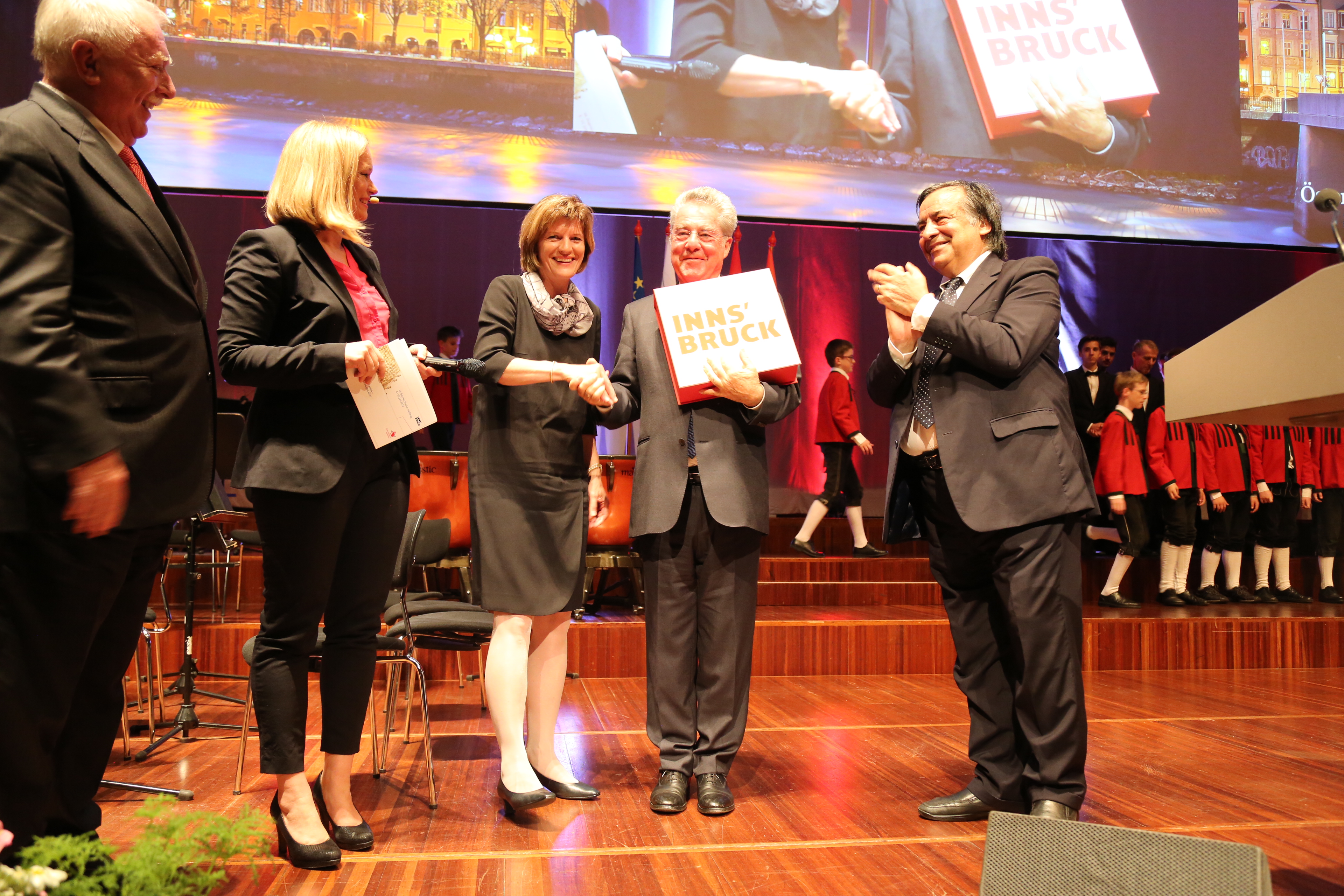 (v.l.): Präsident des Österreichischen Städtebundes Michael Häupl, Moderatorin Corinna Milborn, Bürgermeisterin Christine Oppitz-Plörer, Bundespräsident Heinz Fischer und Palermos Bürgermeister Leoluca Orlando