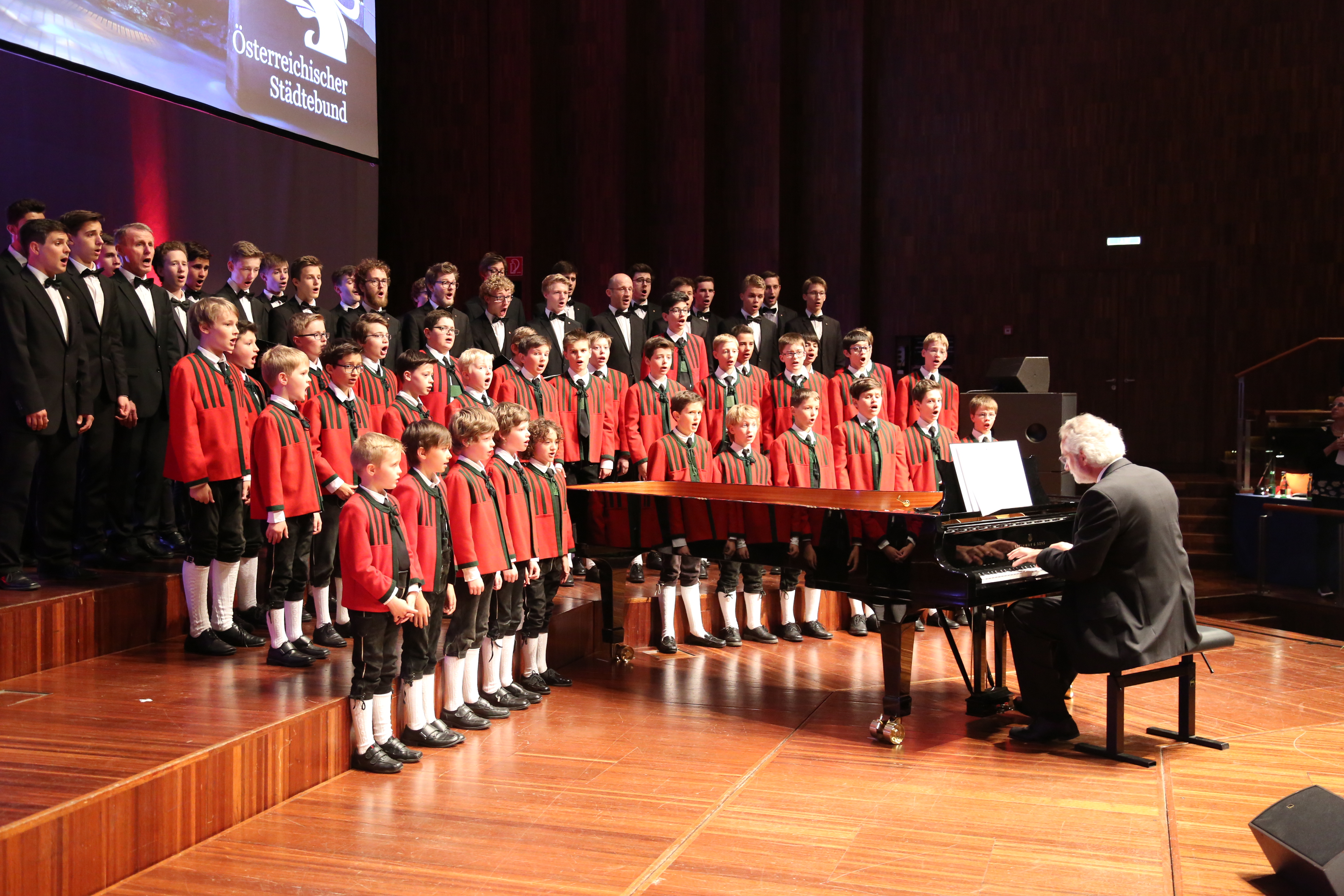 Die Wiltener Sängerknaben unter der künstlerischen Leitung von Johannes Stecher sangen zu Ehren des Bundespräsidenten Heinz Fischer den Donauwalzer und für Palermos Bürgermeister Leoluca Orlando "La Caritá" sowie zum Ende der Veranstaltung die Europahymne.