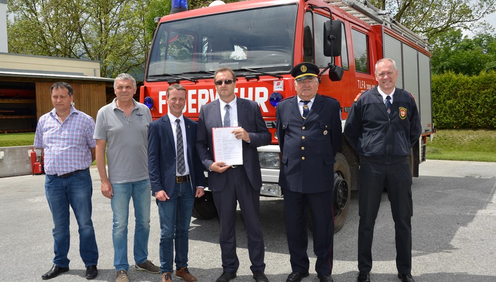 Das Land Tirol und neuerdings auch die Stadt Innsbruck unterstützen seit mehreren Jahren Feuerwehren in Kroatien. Ziel dabei ist es in fachlicher Zusammenarbeit von kroatischen und Tiroler Feuerwehrexperten Regionen sowohl in der Struktur als auch in der Ausstattung mit Geräten und Fahrzeugen zu entwickeln.
Vizebürgermeister und Feuerwehrreferent Christoph Kaufmann übergab gemeinsam mit Peter Logar (Land Tirol) und Brandirektorstellv. DI Martin Gegenhuber das ausgeschiedene Tanklöschfahrzeug der FF Arzl an den Bürgermeister von Tompojevci Herrn Zdravko ZVONARIC und dem Kommandant von der Feuerwehrregion Vukovar-Srjem Zdenko JUKIC.