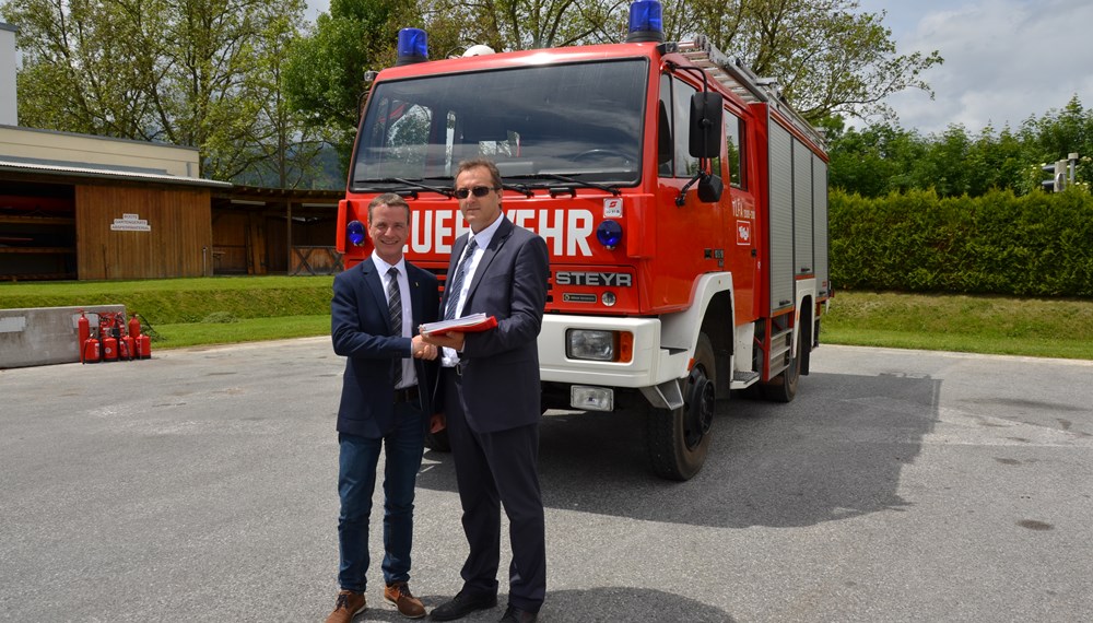 Das Land Tirol und neuerdings auch die Stadt Innsbruck unterstützen seit mehreren Jahren Feuerwehren in Kroatien. Ziel dabei ist es in fachlicher Zusammenarbeit von kroatischen und Tiroler Feuerwehrexperten Regionen sowohl in der Struktur als auch in der Ausstattung mit Geräten und Fahrzeugen zu entwickeln.
Vizebürgermeister und Feuerwehrreferent Christoph Kaufmann übergab gemeinsam mit Peter Logar (Land Tirol) und Brandirektorstellv. DI Martin Gegenhuber das ausgeschiedene Tanklöschfahrzeug der FF Arzl an den Bürgermeister von Tompojevci Herrn Zdravko ZVONARIC und dem Kommandant von der Feuerwehrregion Vukovar-Srjem Zdenko JUKIC.