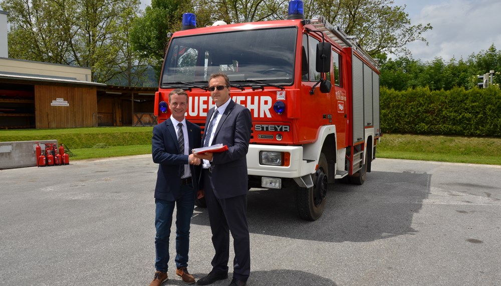 Das Land Tirol und neuerdings auch die Stadt Innsbruck unterstützen seit mehreren Jahren Feuerwehren in Kroatien. Ziel dabei ist es in fachlicher Zusammenarbeit von kroatischen und Tiroler Feuerwehrexperten Regionen sowohl in der Struktur als auch in der Ausstattung mit Geräten und Fahrzeugen zu entwickeln. 
Vizebürgermeister und Feuerwehrreferent Christoph Kaufmann übergab gemeinsam mit Peter Logar (Land Tirol) und Brandirektorstellv. DI Martin Gegenhuber das ausgeschiedene Tanklöschfahrzeug der FF Arzl an den Bürgermeister von Tompojevci Herrn Zdravko ZVONARIC und dem Kommandant von der Feuerwehrregion Vukovar-Srjem Zdenko JUKIC.