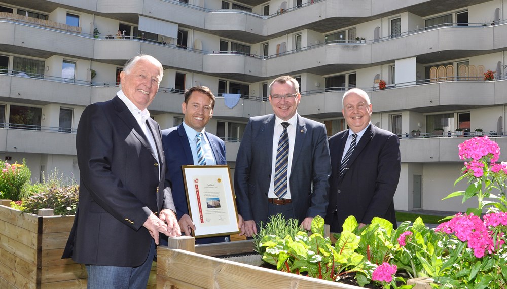 Die Wohnanlage „Sillblock“ wurde mit dem Zertifikat „Sicheres Wohnen“ ausgezeichnet. Rudi Warzilek (Präsident Verein Sicheres Tirol), Franz Danler (Geschäftsführer der IIG), Wohnbaulandesrat Johannes Tratter und Stadtrat Andreas Wanker (v.l.) freuen sich über die Urkunde.