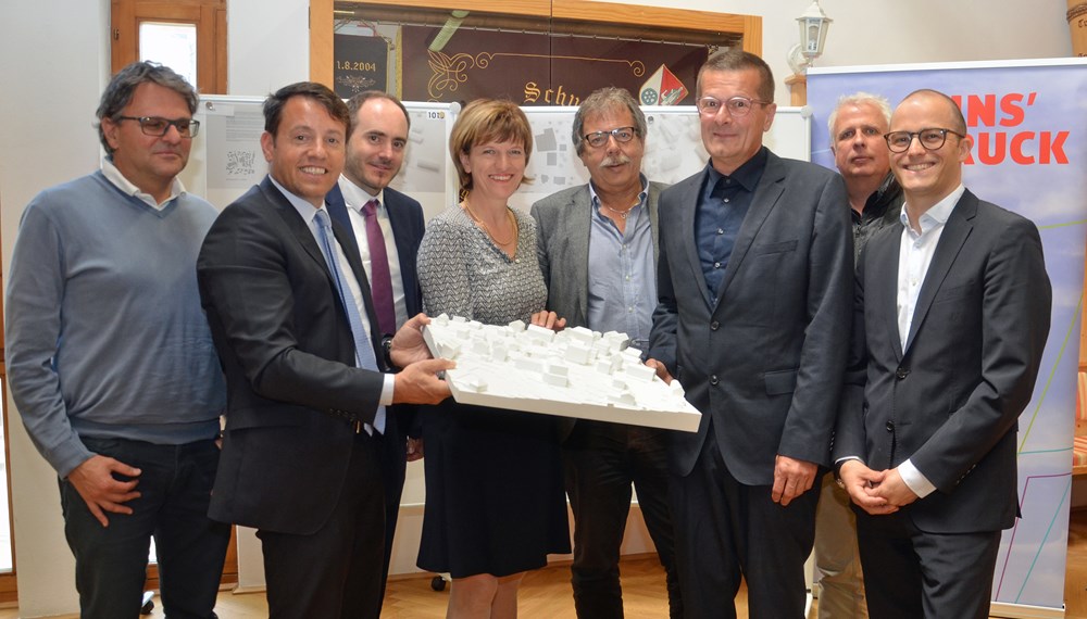 Philipp Stoll (Sachverständigenbeirat), IIG-Geschäftsführer Franz Danler, Spar-Geschäftsführer Christof Rissbacher, BM Christine Oppitz-Plörer, Stadtrat Gerhard Fritz, Siegerarchitekt Thomas Schnizer, Stadtteilausschuss-Vorsitzender Johannes Wiesflecker und Jurymitglied Michael Pichler (v.l.) präsentierten im Igler Vereinsheim das Projekt.