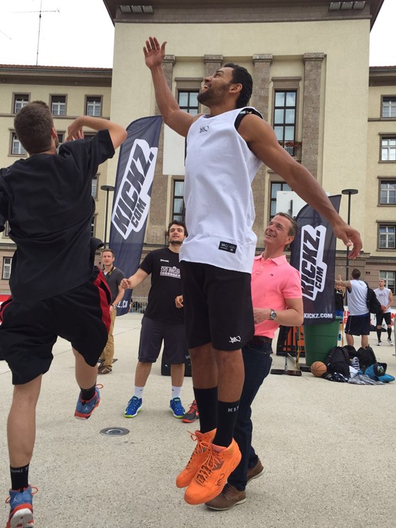 Sportreferent Vizebürgermeister Christoph Kaufmann eröffnete am 18. Juni das Street Jam Festival am Landhausplatz. Über 20 Teams waren bei den spektakulären Streetball Turnieren heuer mit dabei. Durch die Veranstaltung wird dem Basketballsport eine öffentliche Bühne mitten in der Stadt geboten und der Sport gefördert.