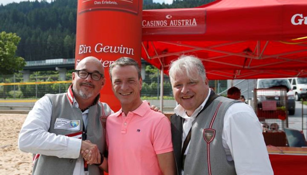 Die Stadt Innsbruck unterstützte die Casinos Austria Integrationsfußball WM 2016, die in Innsbruck am vergangenen Wochenende ausgetragen wurde. Vizebürgermeister Christoph Kaufmann eröffnete mit dem Veranstalter und den Organisatoren die Spiele. Die rumänische Mannschaft kürte sich bei der Hobby-Weltmeisterschaft schließlich zum Sieger.