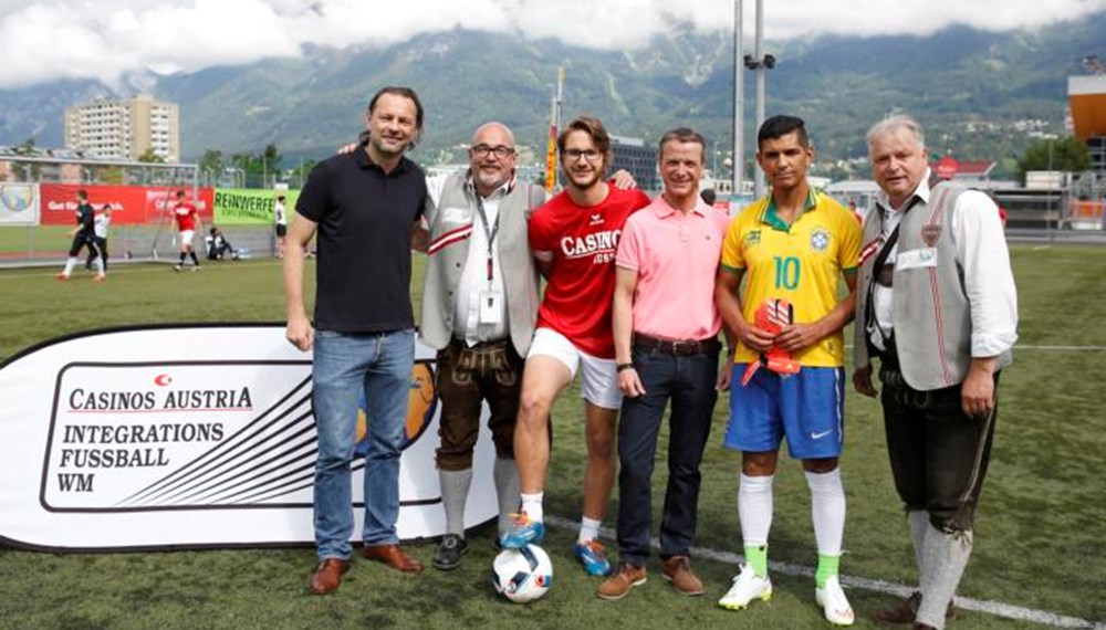 Die Stadt Innsbruck unterstützte die Casinos Austria Integrationsfußball WM 2016, die in Innsbruck am vergangenen Wochenende ausgetragen wurde. Vizebürgermeister Christoph Kaufmann eröffnete mit dem Veranstalter und den Organisatoren die Spiele.  Die rumänische Mannschaft kürte sich bei der Hobby-Weltmeisterschaft schließlich zum Sieger.