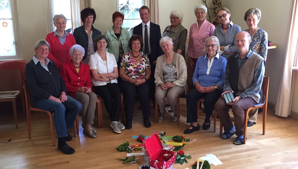 Vizebürgermeister und SeniorInnenreferent Christoph Kaufmann besuchte die SeniorInnenstube auf der Hungerburg.
Ein herzliches Dankeschön für den netten Empfang und für die tolle Arbeit von Frau Schlenz und Frau Juranek und Ihr Team für die SeniorInnen auf der Hungerburg. Die Pfarre Hungerburg, unter Leitung von Pater Peter, stellt die Räumlichkeiten zur Verfügung.