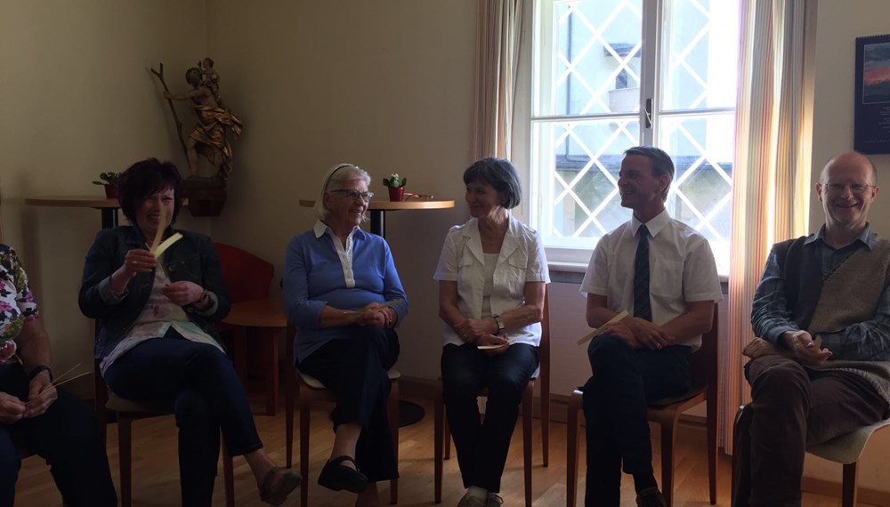 Vizebürgermeister und SeniorInnenreferent Christoph Kaufmann besuchte die SeniorInnenstube auf der Hungerburg.
Ein herzliches Dankeschön für den netten Empfang und für die tolle Arbeit von Frau Schlenz und Frau Juranek und Ihr Team für die SeniorInnen auf der Hungerburg. Die Pfarre Hungerburg, unter Leitung von Pater Peter, stellt die Räumlichkeiten zur Verfügung.