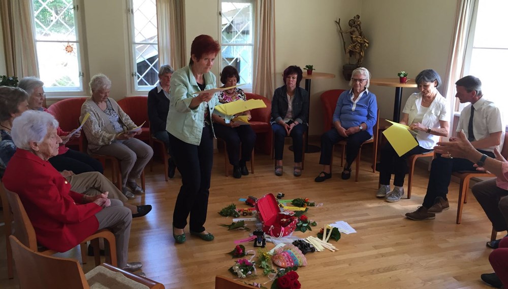 Vizebürgermeister und SeniorInnenreferent Christoph Kaufmann besuchte die SeniorInnenstube auf der Hungerburg.
Ein herzliches Dankeschön für den netten Empfang und für die tolle Arbeit von Frau Schlenz und Frau Juranek und Ihr Team für die SeniorInnen auf der Hungerburg. Die Pfarre Hungerburg, unter Leitung von Pater Peter, stellt die Räumlichkeiten zur Verfügung.