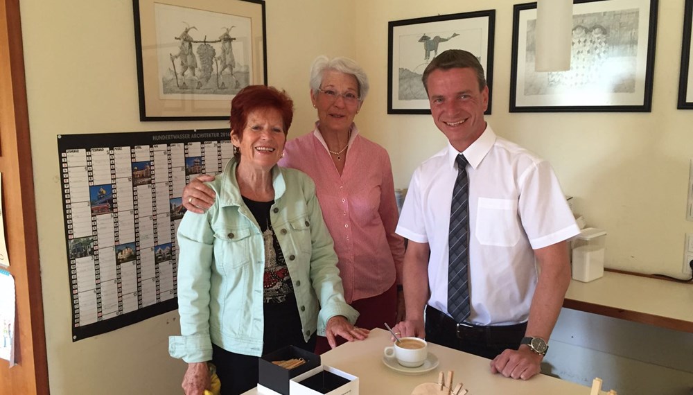 Vizebürgermeister und SeniorInnenreferent Christoph Kaufmann besuchte die SeniorInnenstube auf der Hungerburg.
Ein herzliches Dankeschön für den netten Empfang und für die tolle Arbeit von Frau Schlenz und Frau Juranek und Ihr Team für die SeniorInnen auf der Hungerburg. Die Pfarre Hungerburg, unter Leitung von Pater Peter, stellt die Räumlichkeiten zur Verfügung.