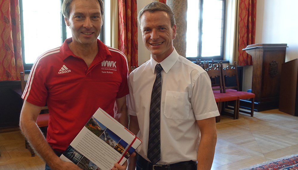 Ende Juni empfing Vizebürgermeister und Sportreferent Christoph Kaufmann die Damen-Fußballmannschaft aus Innsbrucks Partnerstadt Freiburg. Im Zuge ihres Aufenthalts nahmen die Sportlerinnen am internationalen Hervis Cup teil. Neben dem Besuch im Bürgersaal des historischen Rathauses stand auch ein Stadtrundgang auf dem Programm.