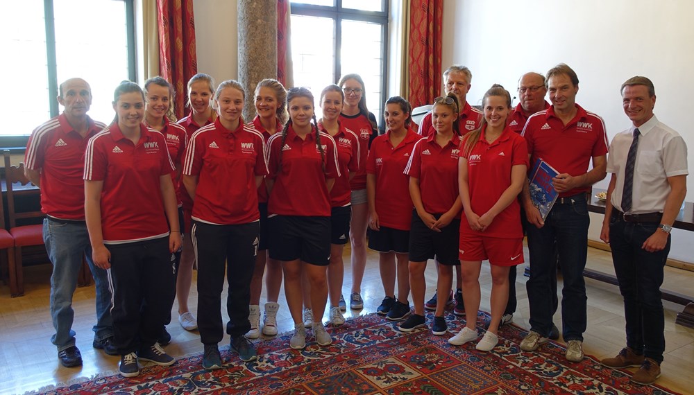 Ende Juni empfing Vizebürgermeister und Sportreferent Christoph Kaufmann die Damen-Fußballmannschaft aus Innsbrucks Partnerstadt Freiburg. Im Zuge ihres Aufenthalts nahmen die Sportlerinnen am internationalen Hervis Cup teil. Neben dem Besuch im Bürgersaal des historischen Rathauses stand auch ein Stadtrundgang auf dem Programm.