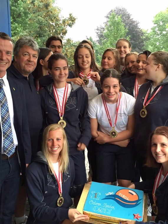 In einem spannenden Finalspiel gegen Bregenz/Dornbirn gewannen die Damen des Wasserballclubs Tirol die Österreichischen Staatsmeisterschaften. Sportreferent Vizebürgermeister Christoph Kaufmann gratulierte persönlich der Mannschaft und bedankte sich bei den TrainerInnen sowie bei Präsident Richard Kössler für die erfolgreiche Saison.