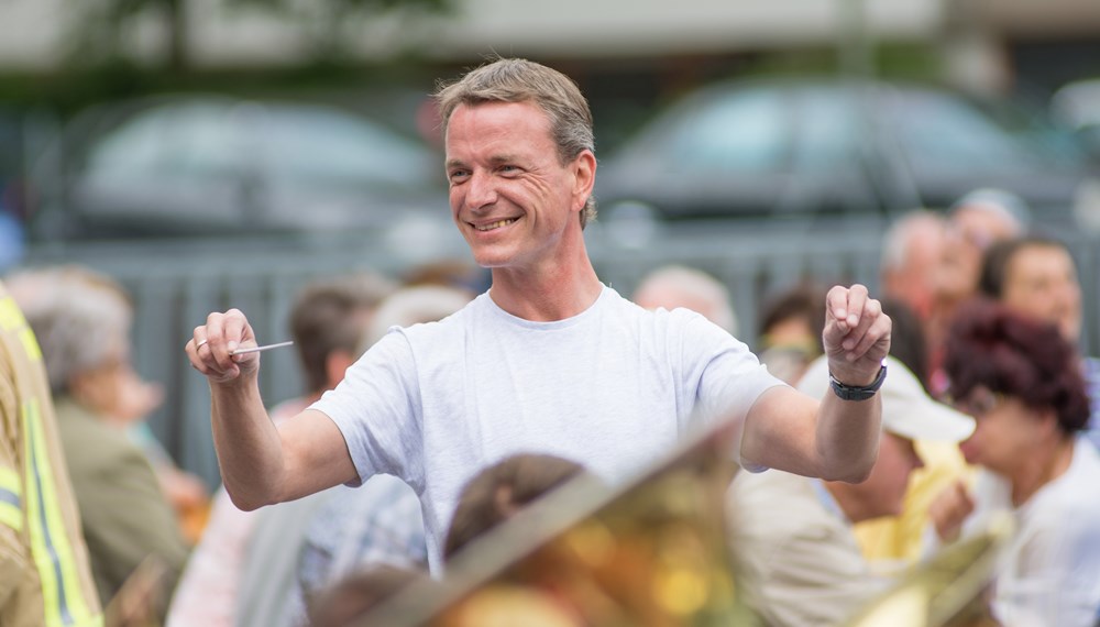 Vizebürgermeister Christoph Kaufmann eröffnete das Platzkonzert der Speckbacher Musikkapelle am DDr. Alois Lugger Platz. Gemeinsam mit der Pfarre St. Pius X und der Freiwilligen Feuerwehr Neu Arzl organisierte die Speckbacher Musikkapelle einen Frühschoppen im Olympischen Dorf .