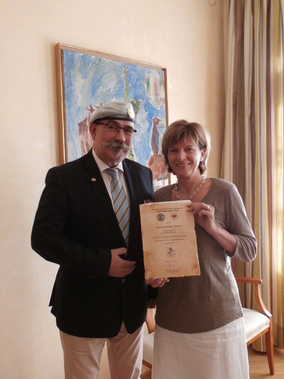 Der Grund für den Besuch bei Bürgermeisterin Christine Oppitz-Plörer von Gerhard F. Dujmovits, Wachtmeister außer Dienst (Bundesheer) war einerseits die Übergabe einer Urkunde für Bürgermeisterin Oppitz-Plörer für ihre großzügige Unterstützung und besonderen Verdienste gegenüber der "Peacekeeper". Außerdem absolvierte er beim Innsbrucker Stadtoberhaupt seinen Antrittsbesuch als neue Landesleiter Tirol der Vereinigung "Österreichischer Peacekeeper".
Der Verein "Österreichischer Peacekeeper "wurde am 14. Dezember 1995 gegründet und hat derzeit in Österreich rund 1.800, in Tirol etwa 160 Mitglieder. Es ist sozusagen ein Verein mit neun Landesgruppen, die aus SoldatInnen, PolizistInnen und ZivilistInnen bestehen, die im Ausland im Friedenseinsatz waren. Die „Blauhelme“ setzen sich unter anderem zum Ziel, Kontakte zu fördern und den Erfahrungsaustausch auf nationaler und internationaler Ebene zwischen den Peacekeepern zu fördern. Außerdem stärken sie Kontakte mit staatlichen Stellen, Vereinen und sonstigen Organisationen in Bezug auf internationale Friedenseinsätze. Sie fördern alle Maßnahmen, um Frieden und die Menschenrechte zu erhalten bzw. zu wahren und Österreich bei internationalen Friedenseinsätzen eine aktivere Rolle zu geben.