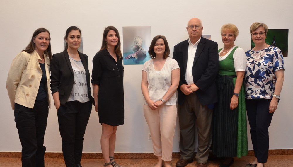 Die junge Künstlerin aus New Orleans, Valerie Corradetti (3.v.l.), sowie der Direktor der International Summer School of New Orleans, Robert Dupont (3.v.r.), wurden von Kulturamtsleiterin Maria-Luise Mayr (l.), der Kulturausschussvorsitzenden Patrizia Moser (2.v.l.), Natalie Pedevilla (Referatsleiterin Bildende Kunst und Kulturprojekte, M.), Gemeinderätin Herlinde Keuschnigg (2.v.r) sowie Abteilungsleiterin Birgit Neu (r.) herzlich in der Andechsgalerie willkommen geheißen.