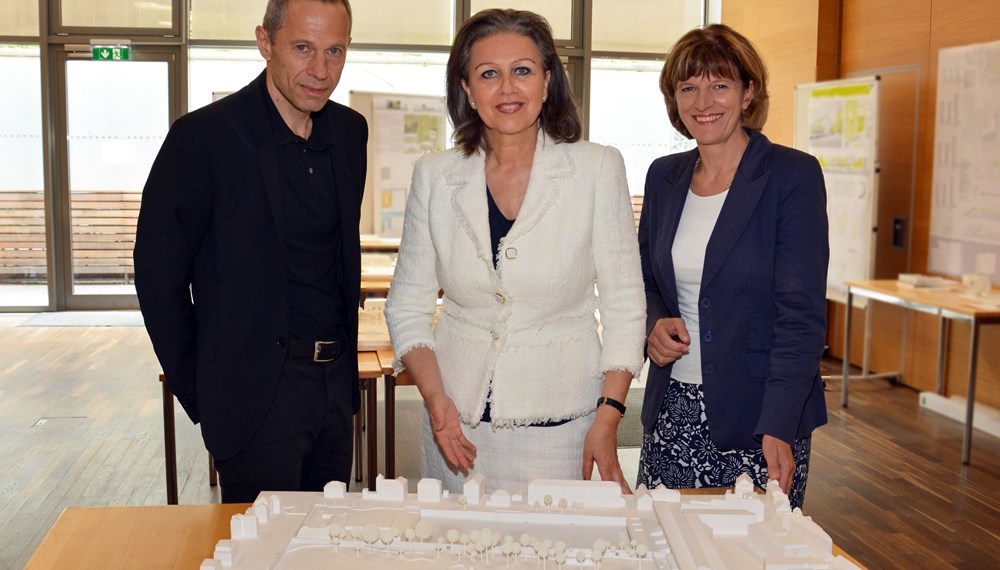 Bei der Jurysitzung zum Neubau des MCI (v.l.): Architekt Dietmar Feichtinger (Juryvorsitzender), Landesrätin Patrizia Zoller-Frischauf und Bürgermeisterin Christine Oppitz-Plörer