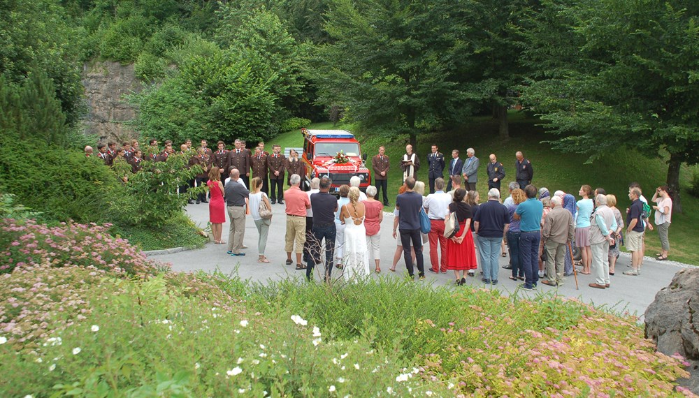 Im Beisein von AK-Vizepräsident Ambros Knapp sowie Vizebürgermeister und Feuerwehrreferent Christoph Kaufmann segnete Pater Peter einen neuen Landrover der FF Hungerburg. Im Anschluss fand ein Stadtteilfest am Areal der Arbeiterkammer Seehof mit der Bevölkerung statt.
