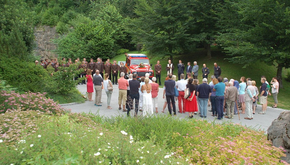 Im Beisein von AK-Vizepräsident Ambros‎ Knapp sowie Vizebürgermeister und Feuerwehrreferent Christoph Kaufmann segnete Pater Peter einen neuen Landrover der FF Hungerburg. Im Anschluss fand ein Stadtteilfest am Areal der Arbeiterkammer Seehof mit der Bevölkerung statt.