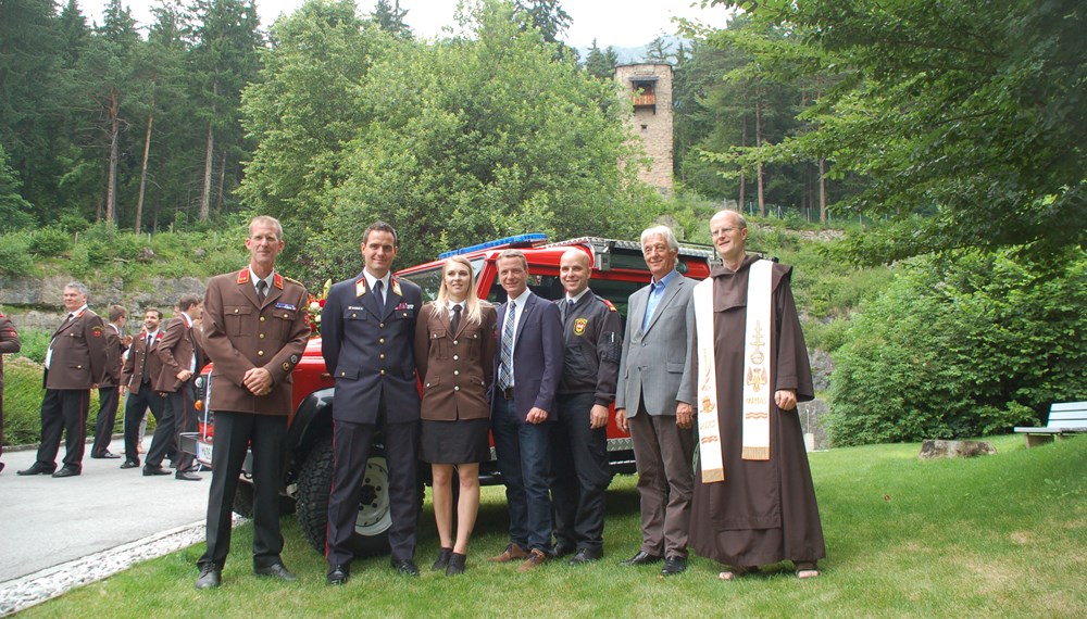 Im Beisein von AK-Vizepräsident Ambros Knapp sowie Vizebürgermeister und Feuerwehrreferent Christoph Kaufmann segnete Pater Peter einen neuen Landrover der FF Hungerburg. Im Anschluss fand ein Stadtteilfest am Areal der Arbeiterkammer Seehof mit der Bevölkerung statt.