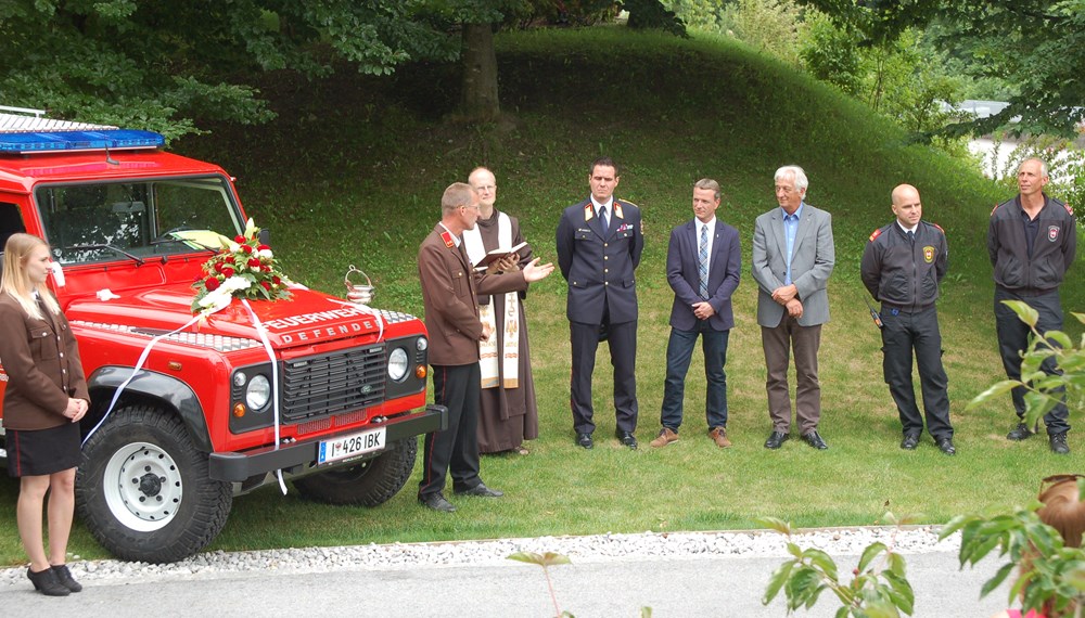 Im Beisein von AK-Vizepräsident Ambros Knapp sowie Vizebürgermeister und Feuerwehrreferent Christoph Kaufmann segnete Pater Peter einen neuen Landrover der FF Hungerburg. Im Anschluss fand ein Stadtteilfest am Areal der Arbeiterkammer Seehof mit der Bevölkerung statt.