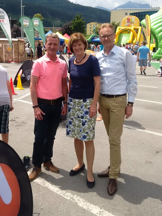 Gemeinsam mit Bürgermeisterin Christine Oppitz-Plörer, Vizebürgermeister Christoph Kaufmann (l.) und Centermanager Helmut Larch (r.) wurde der 29. Innsbrucker Ferienzug im DEZ eröffnet. Auch heuer werden von der Stadt Innsbruck über 400 Veranstaltungen, von den Kategorien Sport bis zu Natur, für alle Kinder und Jugendlichen in der Ferienzeit angeboten.