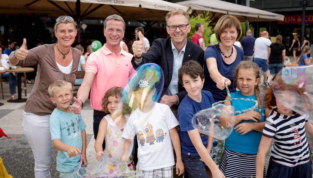 Gemeinsam mit Bürgermeisterin Christine Oppitz-Plörer, Vizebürgermeister Christoph Kaufmann (l.) und Centermanager Helmut Larch (r.) wurde der 29. Innsbrucker Ferienzug im DEZ eröffnet. Auch heuer werden von der Stadt Innsbruck über 400 Veranstaltungen, von den Kategorien Sport bis zu Natur, für alle Kinder und Jugendlichen in der Ferienzeit angeboten.