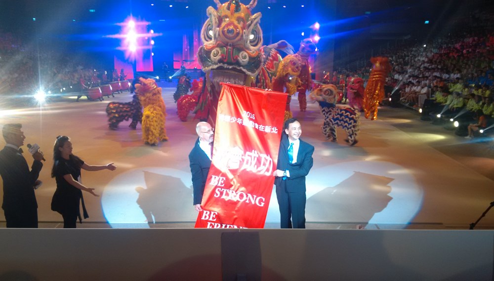 Mit einer großartigen Feier wurden am 12. Juli die 50. International Children’s Summer Games eröffnet. Innsbrucks Vizebürgermeister und Sportreferent Christoph Kaufmann übergab offiziell die ICG-Fahne an den Bürgermeister von New Taipei City. Die feierliche Eröffnung der 50. International Children’s Games erfolgte durch ICG-Präsident Thorsten Rasch. Am Mittwoch durfte sich bereits der erste Athlet aus Innsbruck über eine Medaille freuen: Philipp Ploberger von der Taekwondo Schule Innsbruck gewann in der Gewichtsklasse bis 45 Kilogramm die Bronzemedaille.