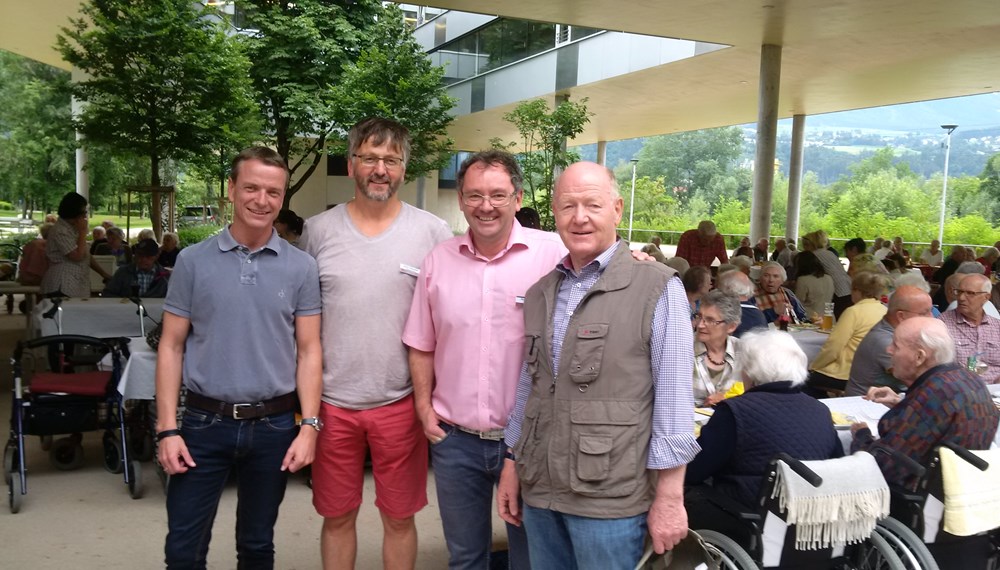 Gemeinsam mit  SeniorInnen, ehrenamtlichen MitarbeiterInnen und NachbarInnen organisierte das Wohnheim Olympisches Dorf ein erstes Nachbarschaftsgrillfest. Vizebürgermeister und Seniorenreferent Christoph Kaufmann (l.) bedankte sich gemeinsam mit  Friedl Ludescher (Verbandspräsident Neuarzl-Olympisches Dorf; r. bzw. 3.v.r.) bei Heimleiter Martin Scherl (3.v.l.) und seinem ganzen Team für diese tolle Idee.‎