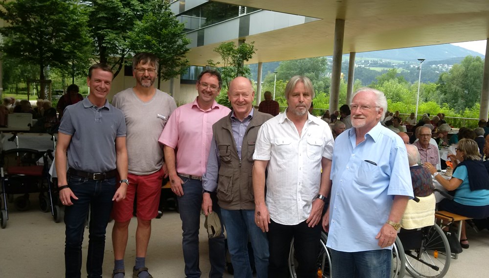 Gemeinsam mit  SeniorInnen, ehrenamtlichen MitarbeiterInnen und NachbarInnen organisierte das Wohnheim Olympisches Dorf ein erstes Nachbarschaftsgrillfest. Vizebürgermeister und Seniorenreferent Christoph Kaufmann (l.) bedankte sich gemeinsam mit  Friedl Ludescher (Verbandspräsident Neuarzl-Olympisches Dorf; r. bzw. 3.v.r.) bei Heimleiter Martin Scherl (3.v.l.) und seinem ganzen Team für diese tolle Idee.‎