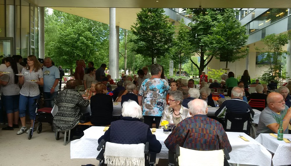 Gemeinsam mit  SeniorInnen, ehrenamtlichen MitarbeiterInnen und NachbarInnen organisierte das Wohnheim Olympisches Dorf ein erstes Nachbarschaftsgrillfest. Vizebürgermeister und Seniorenreferent Christoph Kaufmann (l.) bedankte sich gemeinsam mit  Friedl Ludescher (Verbandspräsident Neuarzl-Olympisches Dorf; r. bzw. 3.v.r.) bei Heimleiter Martin Scherl (3.v.l.) und seinem ganzen Team für diese tolle Idee.‎